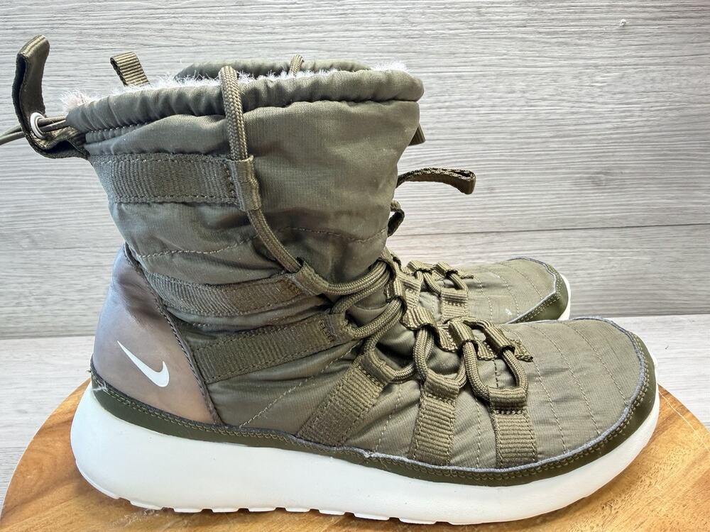 Nike Roshe Run Hi Sneakers Boots Forest Green Faux Fur Lined Lace Up. Womens 7